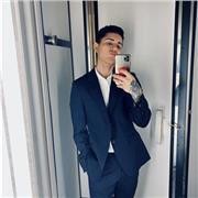 Profesor de matemática imparte clase de matemática a estudiantes de primaria y eso